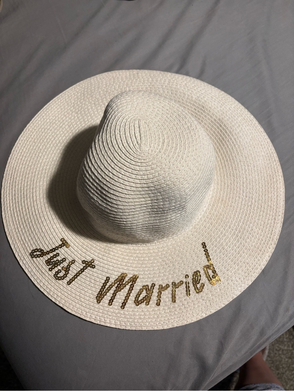 Stylish White 'Just Married' Sun Hat with Gold Script